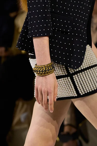 Look 100